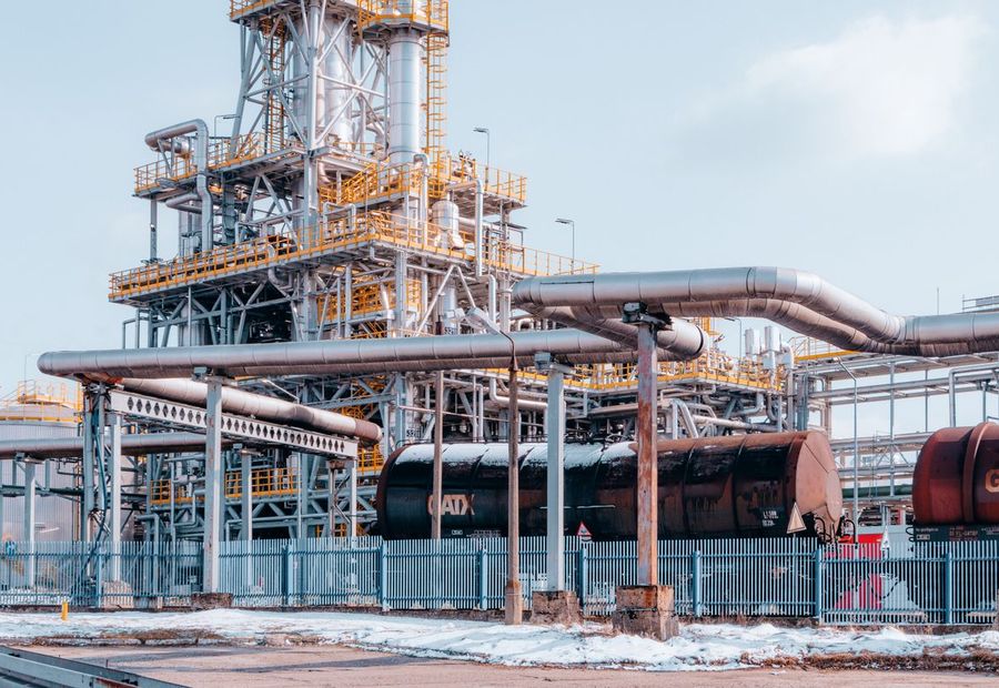 Oil and gas processing plant with pipework and process vessels